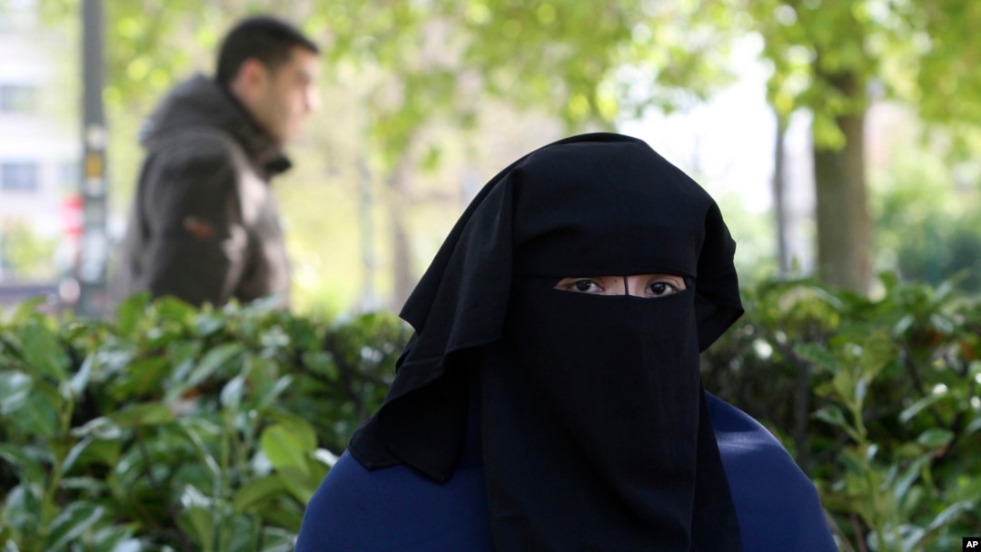 Muslimanka prekrivena Nikabom AP Photo/Yves Logghe