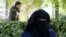 Muslimanka prekrivena Nikabom AP Photo/Yves Logghe