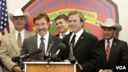 El actor Chuck Norris, junto a su hermano Aaron, en la ceremonia de nombramiento.