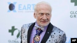 En esta foto de archvio se ve a Buzz Aldrin asistiendo a la Global Green Pre-Oscar Gala en Los Ángeles, el 28 de febrero de 2018.