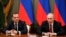 ប្រធានាធិបតីរុស្ស៊ីលោក Vladimir Putin និងនាយករដ្ឋមន្រ្តីលោក Dmitry Medvedev ចូលរួមក្នុងកិច្ចប្រជុំមួយជាមួយ​សមាជិករដ្ឋាភិបាលនៅក្រុងមូស្គូ ប្រទេសរុស្ស៊ី កាលពីថ្ងៃទី១៥ ខែមករា ឆ្នាំ២០២០។ 