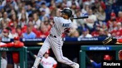 El segunda base de los Miami Marlins, Luis Arraez (3), conecta un triple contra los Philadelphia Phillies en la sexta entrada, el 11 de abril de 2023. Kyle Ross-USA TODAY Sports