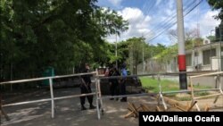 Policías resguardan las cercanías de la Casa Presidencial, mientras comerciantes se quejan de robos en las rutas comerciales.