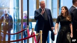 Al Gore llega a la Torre Trump en Nueva York, para su encuentro con el presidente electo Donald Trump.