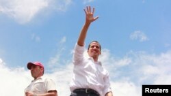 El líder de la oposición venezolana Juan Guaidó, a quien muchas naciones han reconocido como el legítimo gobernante interino del país, asiste a la concentración en Barquisimeto, Venezuela. Foto de archivo.