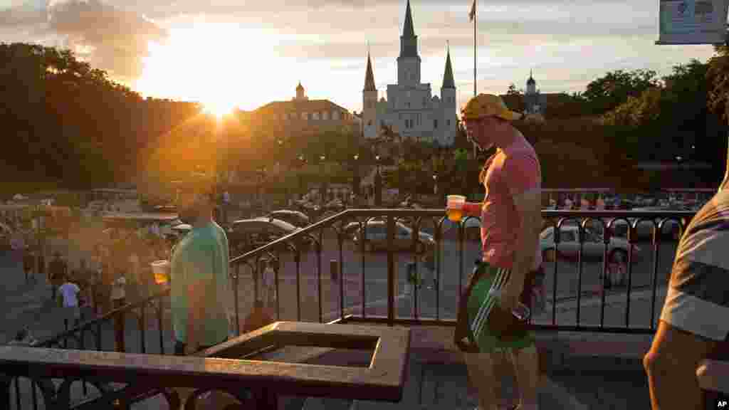 Verre de bière en main, des visiteurs descendent les escaliers à Jackson Square, au cœur du quartier français de la Nouvelle Orléans, 15 août 2015.