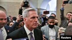 Pemimpin Partai Republik AS Kevin McCarthy (R-CA) dikelilingi oleh wartawan saat ia bertolak dari Kantor Pembicara menuju ruang sidang DPR untuk sesi larut malam dalam pemilihan Ketua DPR di gedung Capitol AS, Washington, D.C., 4 Januari 2023 (REUTERS/Jon Cherry)