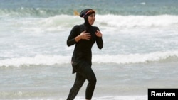 Pekerja sukarela Mecca Laalaa berlari di Pantai North Cronulla di Sydney dengan menggunakan burkini. (Foto: Dok)