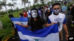 Las marchas, que habían sido convocadas en Managua, tuvieron que replegarse hacia iglesias y aparcamientos en la ciudad, debido a la fuerte presencia de grupos antimotines. 