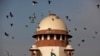 FILE- Merpati terbang melewati kubah gedung Mahkamah Agung India di New Delhi, India, 2 Februari 2016.