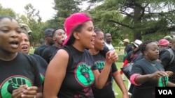 Un rassemblement de militants de 'Black First Land First' , Pretoria, Afrique du Sud. (A. Powell / VOA)