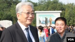 장웅 북한 국제올림픽위원회 위원(왼쪽). (자료사진)