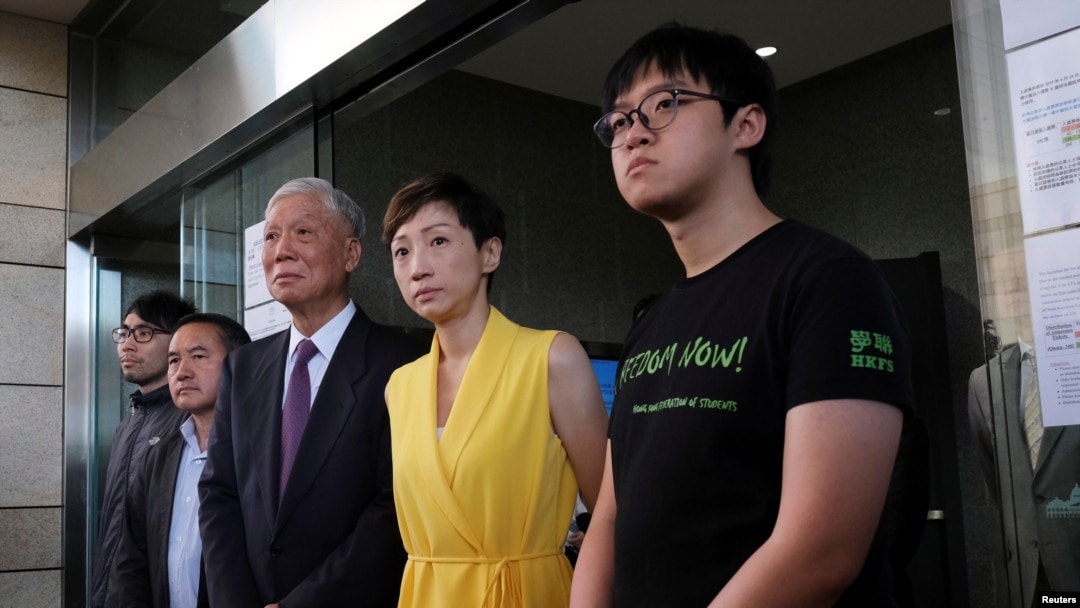 (L-R) Pro-democracy activists Chung Yiu-wa, Lee Wing-tat, Chu Yiu-ming, Tanya Chan and Cheung Sau-yin leave the court after getting their suspended sentence on their involvement in the Occupy Central, in Hong Kong, Apr. 24, 2019. 