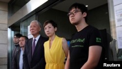 Dari kiri: Aktivis pro-demokrasi Hong Kong, Chung Yiu-wa, Lee Wing-tat, Chu Yiu-ming, Tanya Chan dan Cheung Sau-yin meninggalkan ruang sidang di pengadilan di Hong Kong, 24 April 2019. 