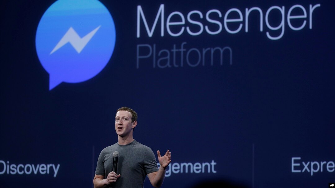 Ảnh tư liệu - CEO Mark Zuckerberg giới thiệu ứng dụng Messenger trong một buổi hội thảo phát triển Facebook ở San Francisco, California, ngày 25 tháng 3 năm 2015.