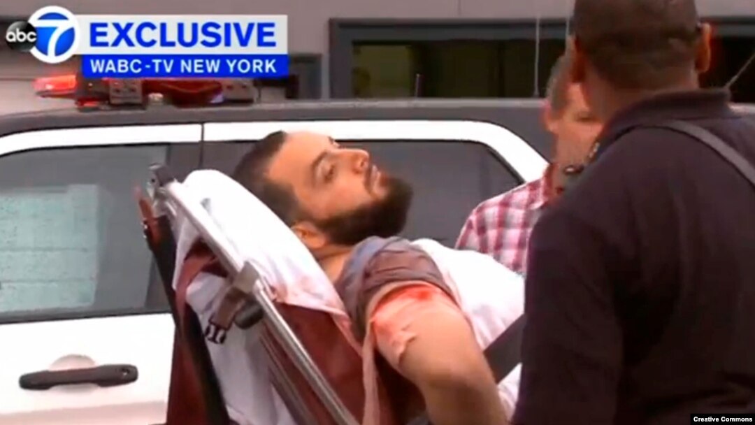 Ahmad Khan Rahami (kiri) diangkut dengan ambulans di Linden, New Jersey setelah sebelumnya terlibat baku tembak dengan polisi, Senin (19/9). 