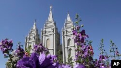 Salt Lake Temple, di Salt Lake City, Utah, gereja Mormon terbesar di AS.