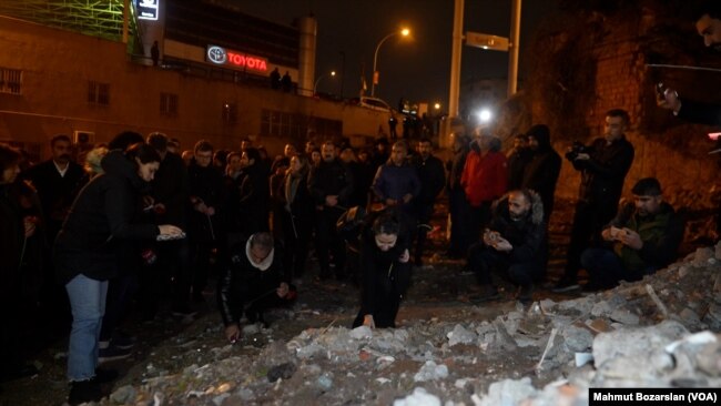 Anma etkinliğine katılanlar konuşmaların ardından ölenlerin anısına mum yakarak, alana karanfil bıraktı.