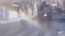 ایستادگی یک زن معترض در شهرکرد مقابل ماشین آب‌پاش نیروهای سرکوب جمهوری اسلامی