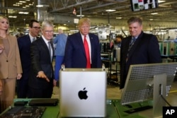 Presiden Donald Trump mengunjungi pabrik produksi Apple, Rabu, 20 November 2019, bersama CEO Apple Tim Cook, ketiga dari kiri. (Foto: AP)