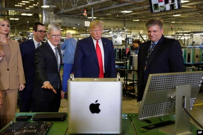 Presiden Donald Trump mengunjungi pabrik produksi Apple, Rabu, 20 November 2019, bersama CEO Apple Tim Cook, ketiga dari kiri. (Foto: AP)