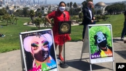 2020年9月4日旧金山市长伦敦·布里德(左一)在该市颇受欢迎的多洛雷斯公园就新冠病毒发表讲话