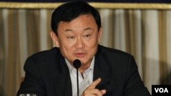 Mantan Perdana Menteri Thailand Thaksin Shinawatra berbicara kepada media di Tokyo, Jepang (23/8). Pihak oposisi menuduh pemerintah Thailand membantu Thaksin memperoleh visa ke Jepang.