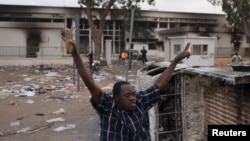 Un manifestant dans Ouagadougou, 31 octobre 2014