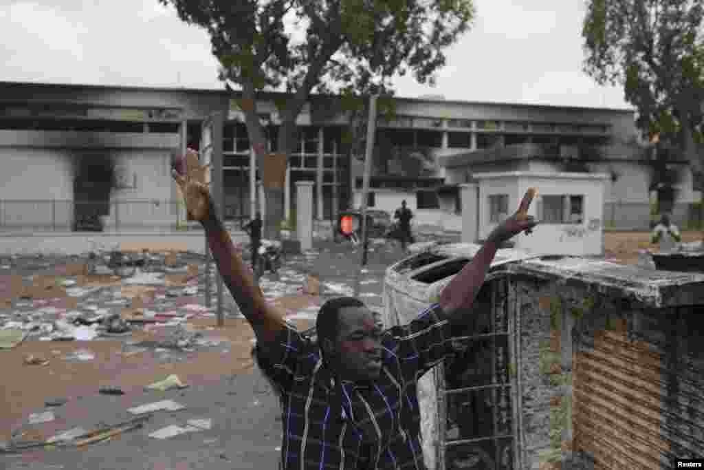 Mains levées en signe de victoire, un homme célèbre la victoire du peuple burkinabé qui a manifesté et poussé Blaise Compaoré à la démission vendredi 31 octobre 2014 après 27 ans de règne. 