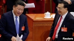Chủ tịch Trung Quốc (bên trái) và Thủ tướng Trung Quốc Lý Khắc Cường tại phiên khai mạc Đại hội đại biểu nhân dân toàn quốc hàng năm, ngày 5/3/2017.