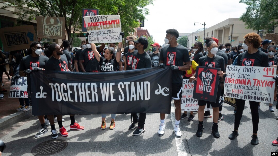 Para demonstran berpawai di Washington, DC, memperingati "Juneteenth", 19 Juni 2020.