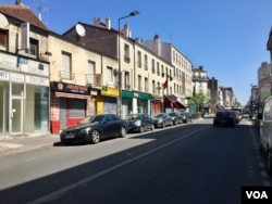 Shuttered shops and empty sidewalks on the normally bustling Avenue de Paris in Montreuil. (L. Bryant/VOA)