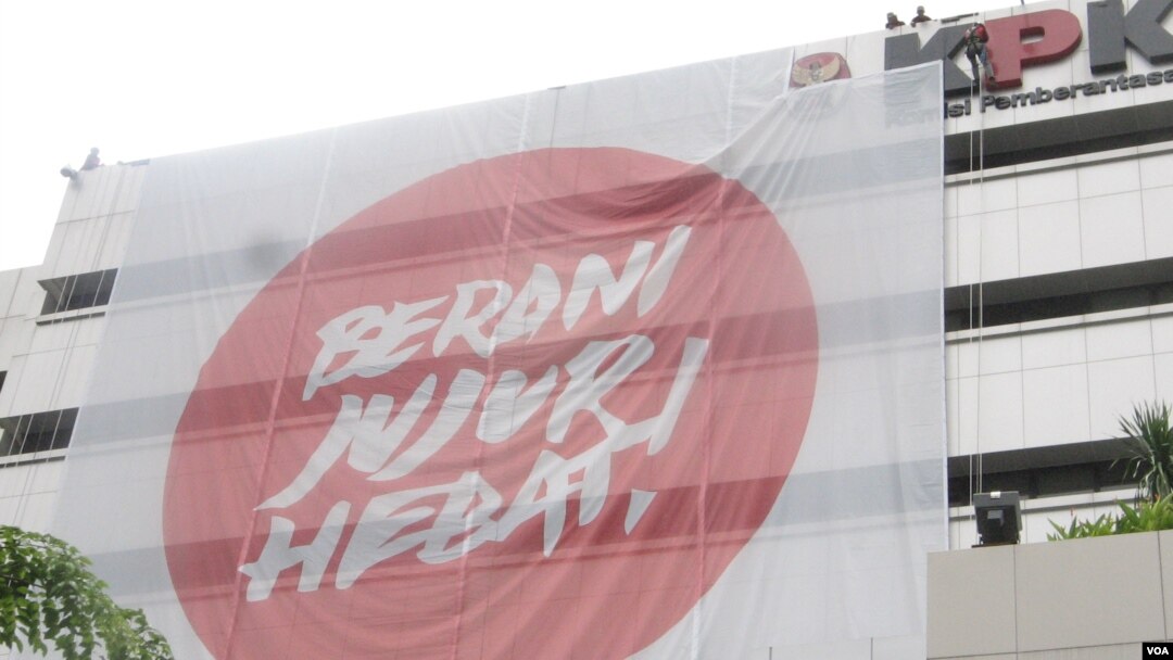 Spanduk "Berani, Jujur, Hebat" di gedung Komisi Pemberantasan Korupsi (KPK) di Jakarta Selatan. (Foto: Dok)