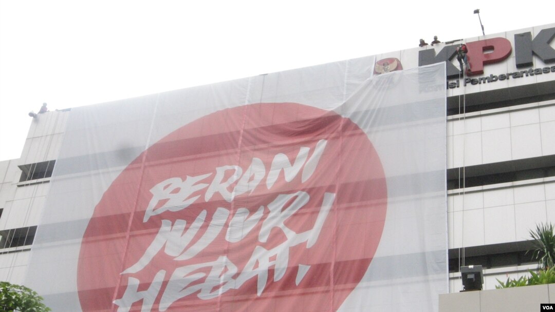 Sebuah spanduk raksasa terpasang di gedung KPK saat memperingati Hari Anti Korupsi Sedunia, 9 Desember (VOA/ Andylala)