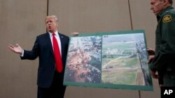 El presidente Trump habla con los reporteros luego de una inspección de prototipos de muro en California, el 13 de marzo.