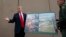 El presidente Trump habla con los reporteros luego de una inspección de prototipos de muro en California, el 13 de marzo.