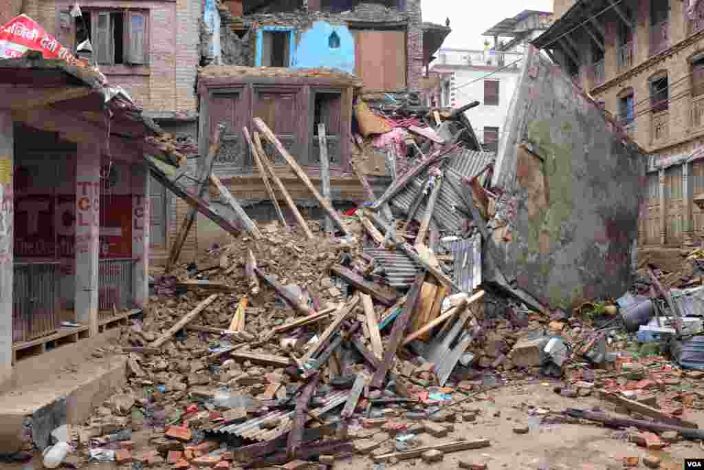 Locals estimate more than 80 percent of the structures in Sankhu were destroyed, Sankhu, Nepal, April 29, 2015. (Rosyla Kalden/VOA)