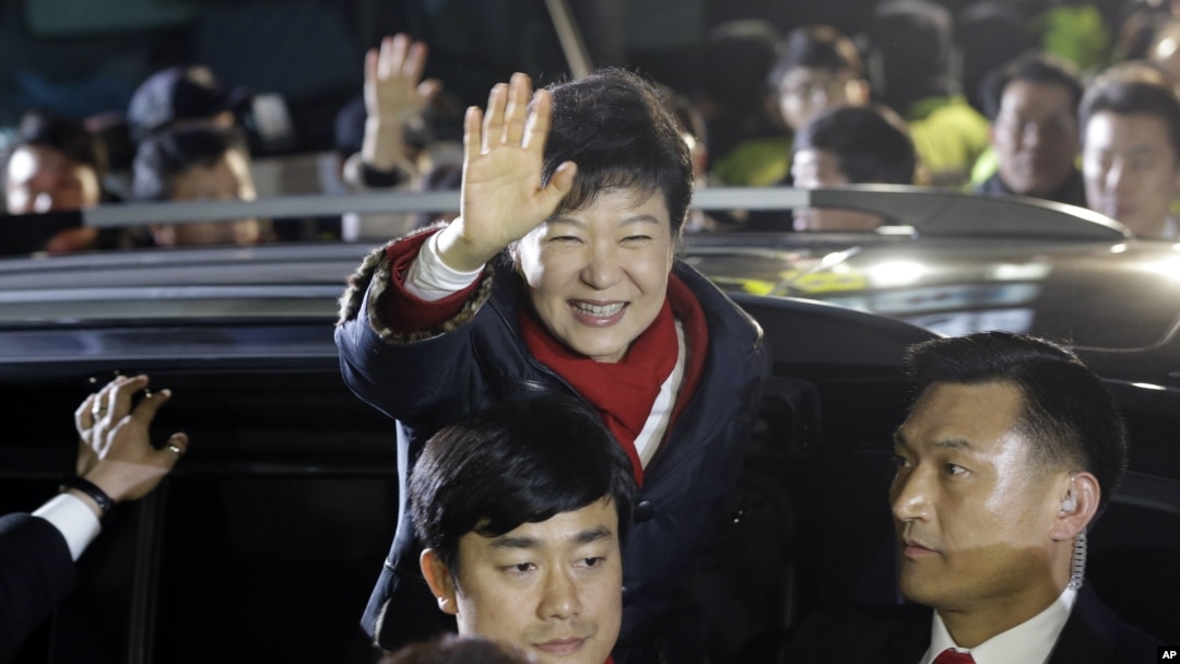 Park Geun-hye dari parta Saenuri melambaikan tangannya ke arah para pendukungnya di Seoul, 19 Desmber 2012. Komisi Pemilu Nasional Korea Selatan telah memastikan kemenangan bagi Park dalam pemilu yang diselenggarakan hari ini (19/12).