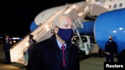 Le président américain Joe Biden porte un masque facial à son arrivée à Newcastle, Delaware (États-Unis), le 5 février 2021.