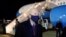 Le président américain Joe Biden porte un masque facial à son arrivée à Newcastle, Delaware (États-Unis), le 5 février 2021.