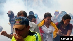 La diputada María Corina Marchado (centro) sufrió el efecto de los gases lacrimógenos lanzados por la policía contra los manifestantes (Foto: La Patilla).