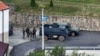 Pripadnici naoružane grupe ljudi ispred manastira Banjska na sjeveru Kosova. 