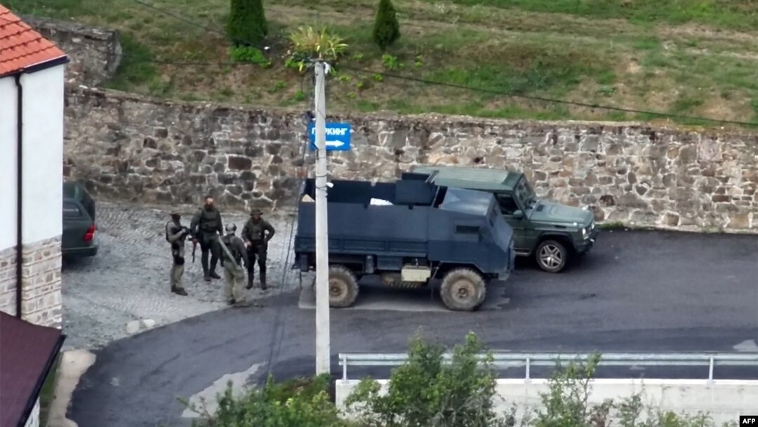Pripadnici naoružane grupe ljudi ispred manastira Banjska na sjeveru Kosova. 