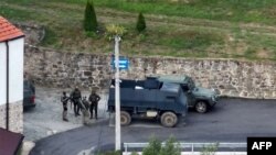 Pripadnici naoružane grupe ljudi ispred manastira Banjska na sjeveru Kosova.