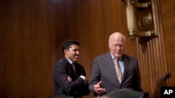 Senador Patrick Leahy, derecha, interroga al administrador de USAID, Rajiv Shah sobre el ZunZuneo.