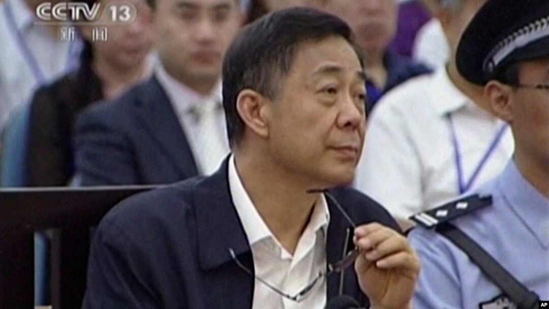 Politikus tersingkir China Bo Xilai dalam ruang sidang di pengadilan Jinan, provinsi Shandong (26/8).