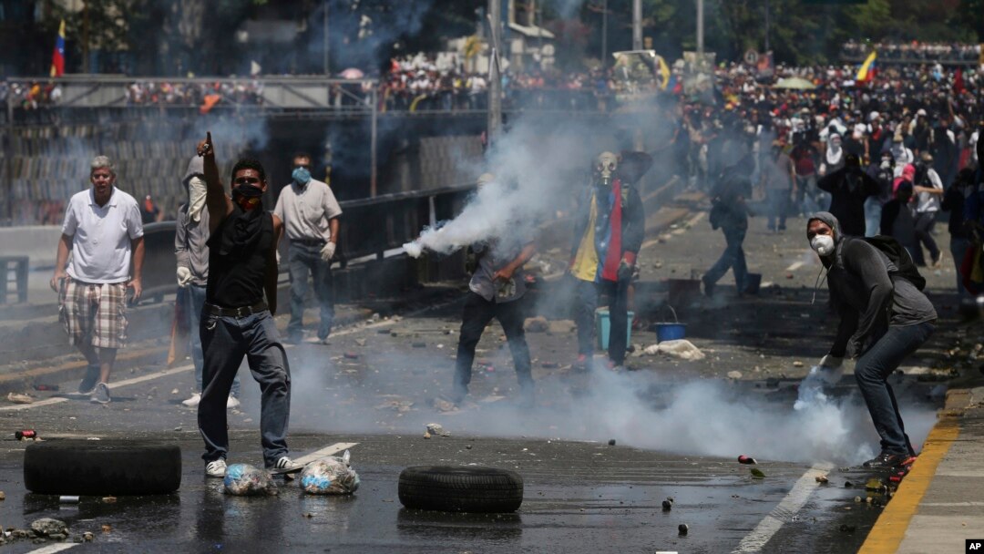 Demonstran anti pemerintah berunjuk rasa menentang Presiden Venezuela Nicolas Maduro di Caracas, Venezuela, April 8, 2017. 