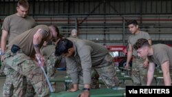 Američki vojnici pripremaju privremeni smještaj za ljude evakuisane iz Afganistana, u vazdušnoj bazi Ramštajn u Njemačkoj, 19. avgusta 2021.