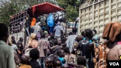 Refugees load their belongings into a UNHCR truck at Ocea Reception Center. According to UNHCR, new refugee sites may have to be opened shortly, with teams already on the ground assessing land suitability. (N. Jidovanu/VOA)