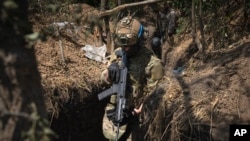 Українські військові в окопі на передовій у Запорізькій області, п'ятниця, 23 червня, 2023 р. (AP Photo/Efrem Lukatsky)